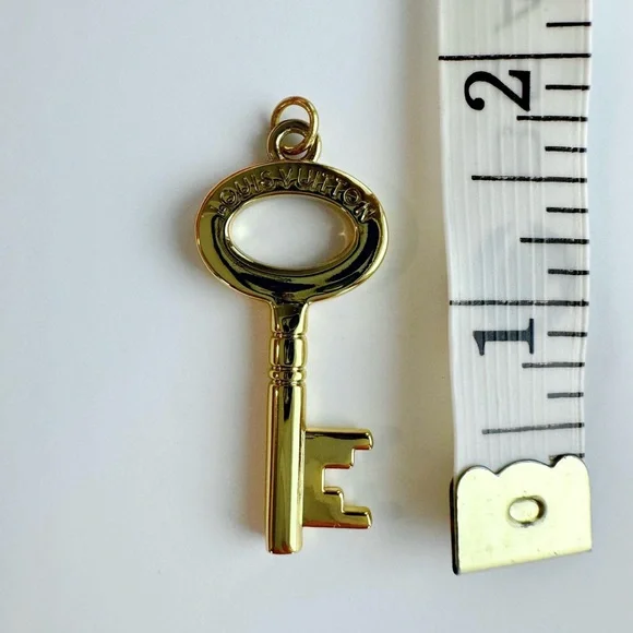 RARE AUTHENTIC LOUIS VUITTON KEY CHARM GOLD TONE PENDANT - Picture 8 of 9